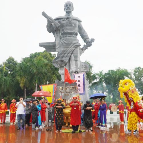 Gần 400.000 lượt người dân tham gia lễ hội truyền thống kỷ niệm 290 năm ngày mất Đức Khai trấn Mạc Cửu